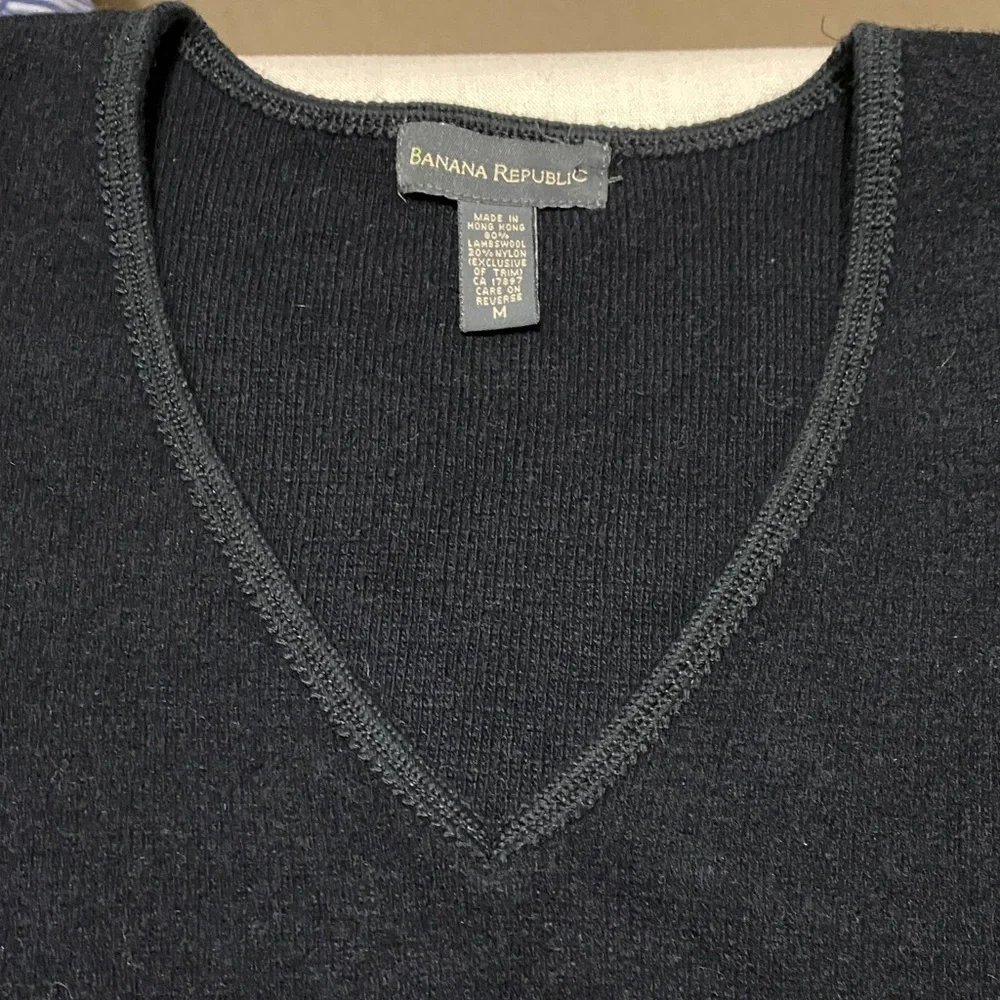 Banana Republic Black V-Neck Sweater with Hand Warmer Pockets Size Medium. - Picture 5 of 10